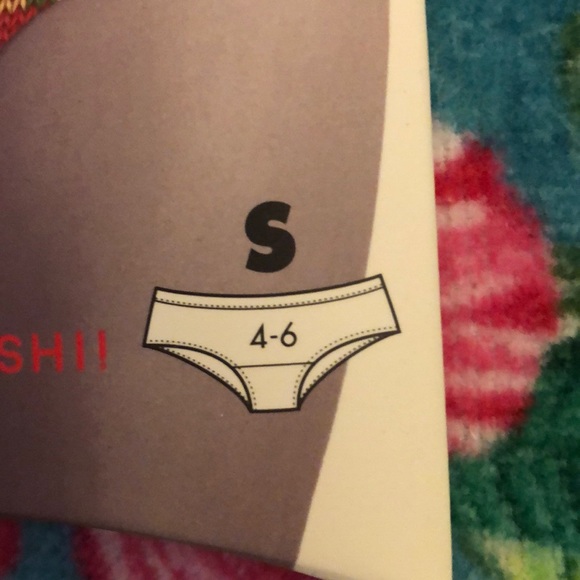 Two adorable women hipsters - Picture 3 of 4